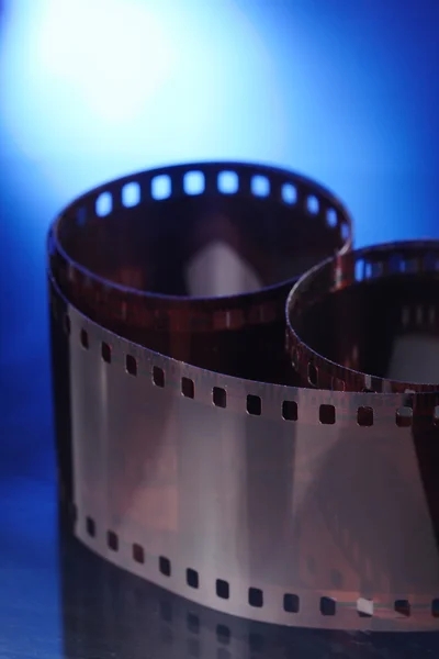35 mm film op blauwe achtergrond — Stockfoto