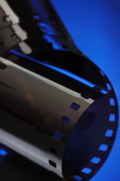 35 мм пленка на синем фоне — стоковое фото
