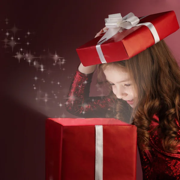 Litle meisje open rode geschenkdoos — Stockfoto