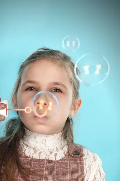 Dítě hrát bublina — Stock fotografie