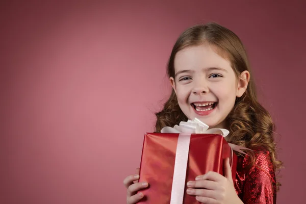 Pequeña niña abierta caja de regalo roja — Foto de Stock