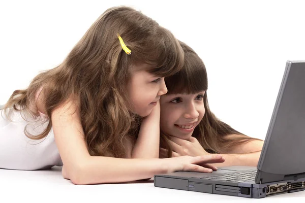 Iki kız bilgisayar kullanımı — Stok fotoğraf