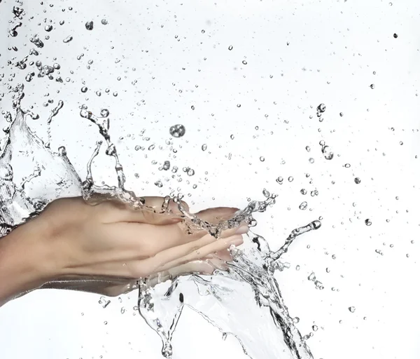 Kvinna hand i vatten stänk — Stockfoto