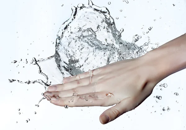 Kvinna hand i vatten stänk — Stockfoto