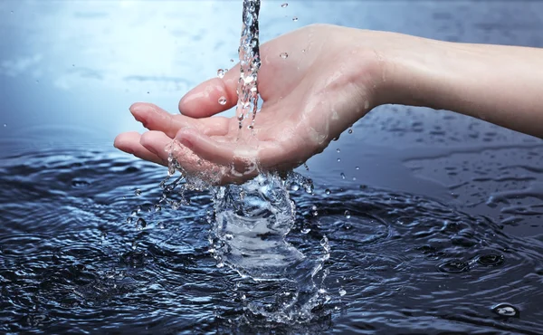 水のスプラッシュで女性の手 — ストック写真