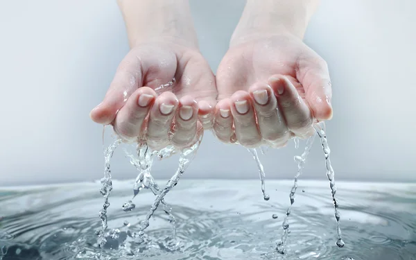 Vrouw hand in hand water plons — Stockfoto