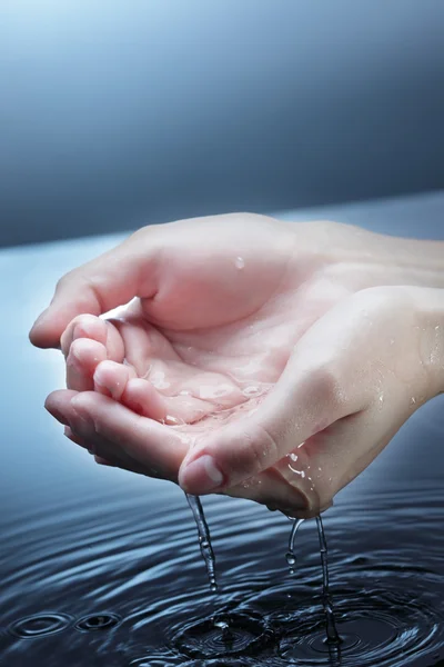 Плеск женской руки в воде — стоковое фото