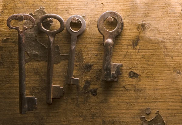 Old keys on wood deck — Stock Photo, Image