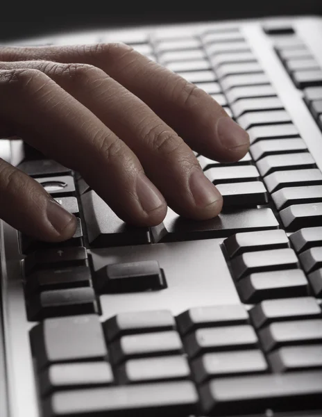 Клавиатура и рука человека — стоковое фото