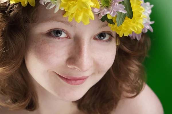 Jonge vrouw met bloem DIADEEM — Stockfoto