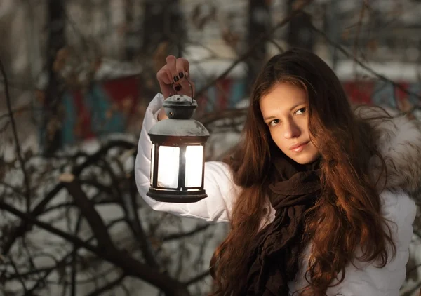 Belle fille avec lanterne à la recherche dans la nuit — Photo