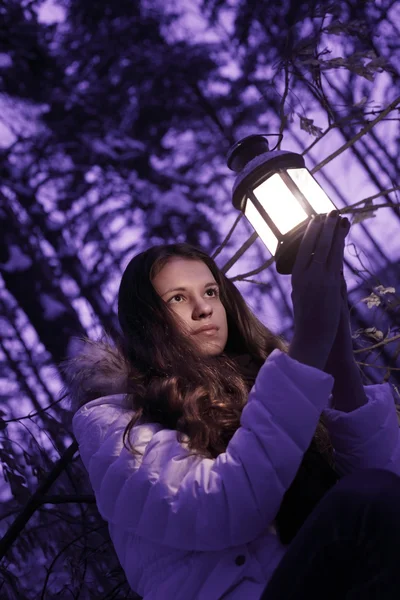 Mooi meisje met lantaarn zoeken in nacht — Stockfoto