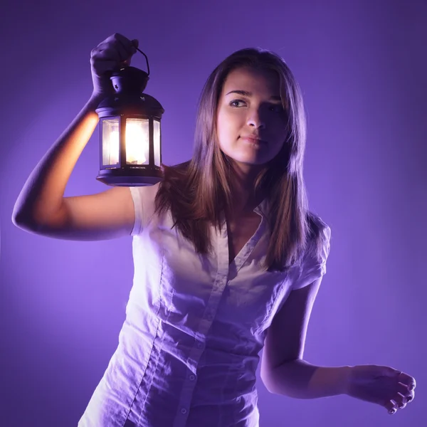Mooi meisje met lantaarn zoeken in nacht — Stockfoto