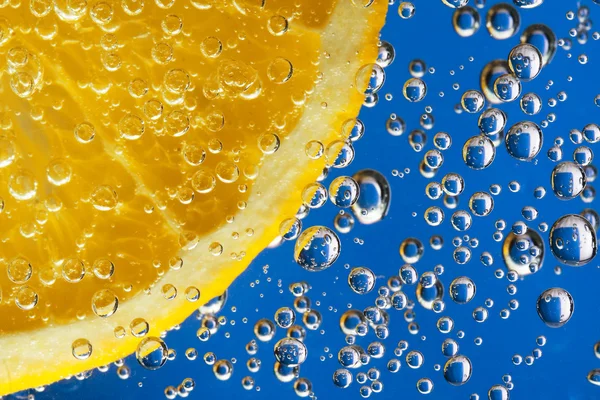 Citrus in water — Stockfoto