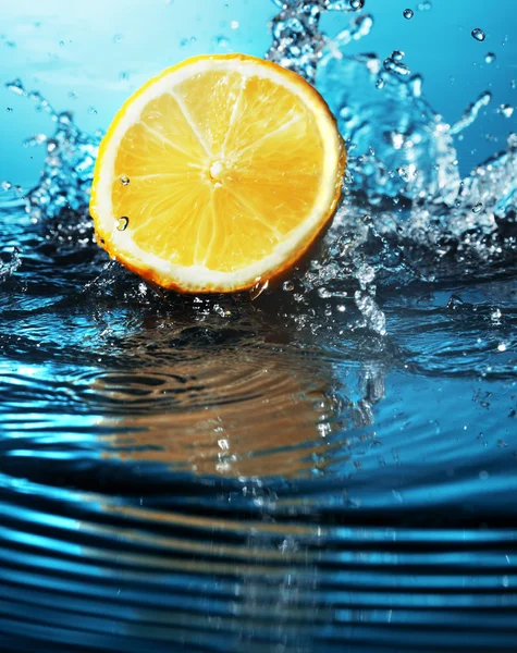 Citrusy ve vodě — Stock fotografie