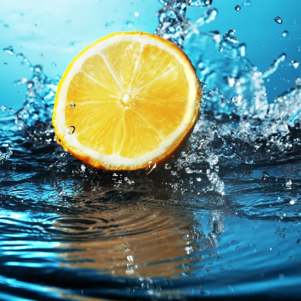柑橘在水中 — 图库照片