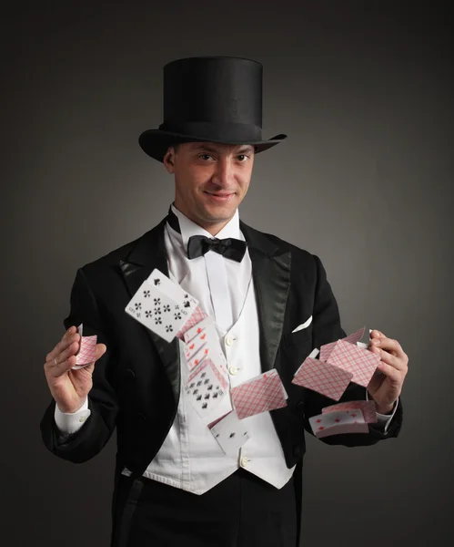 Bűvész zsonglőrködik kártya — Stock Fotó