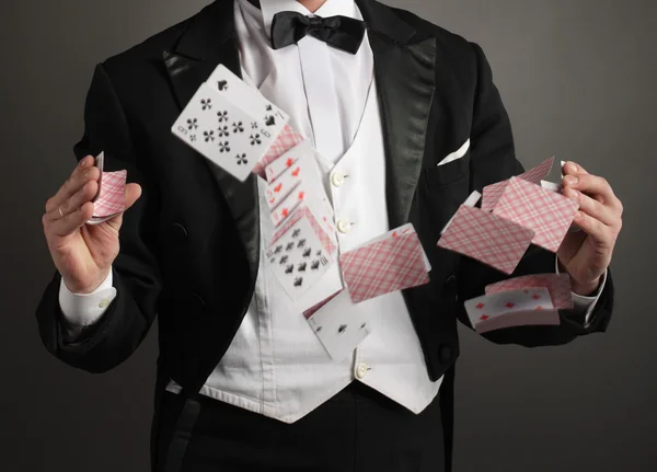 Goochelaar jongleren kaart — Stockfoto