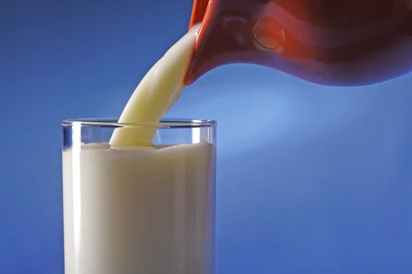 Наливание молока — стоковое фото
