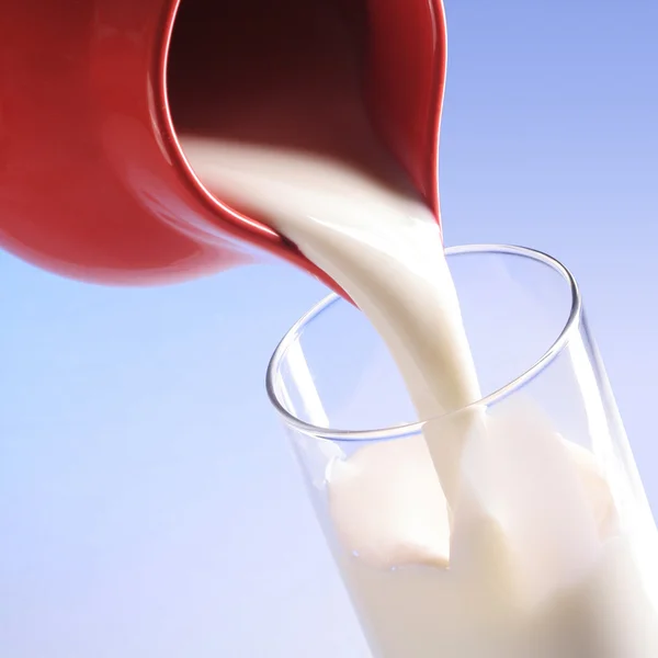 Milchgießen — Stockfoto