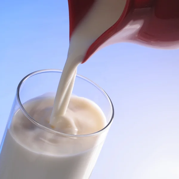 Наливание молока — стоковое фото