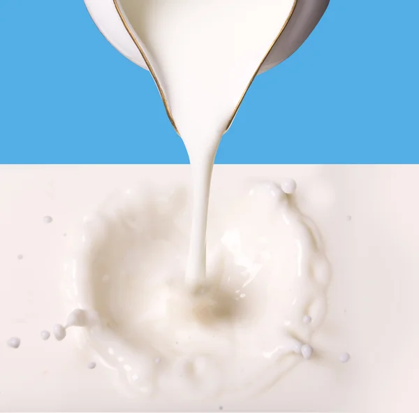 Milk pouring — Stock Photo, Image
