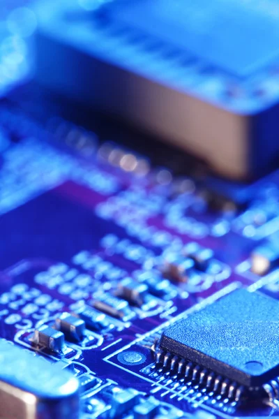 Close-up de placa de circuito eletrônico com processador — Fotografia de Stock