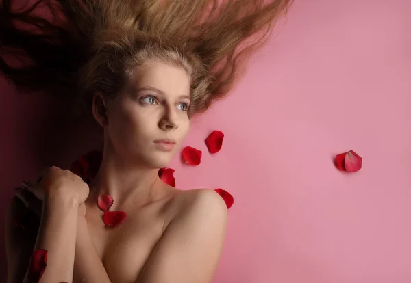 Vacker flicka i rosenblad — Stockfoto