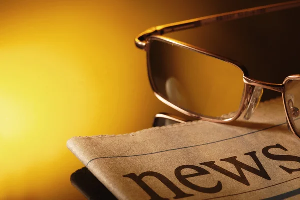 Tidningen och glasögon — Stockfoto