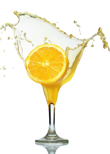 Queda de laranja em vidro juce — Fotografia de Stock