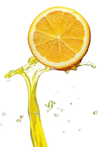 Orangenscheibe im Saftstrom — Stockfoto