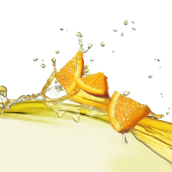 Fatia de laranja no fluxo de suco — Fotografia de Stock