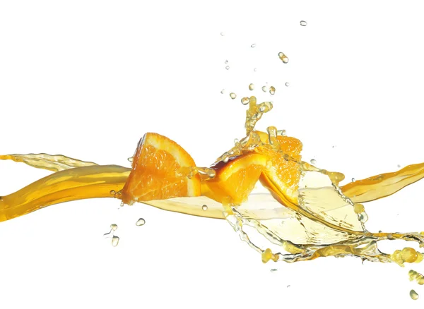 Rebanada de naranja en el chorro de jugo —  Fotos de Stock