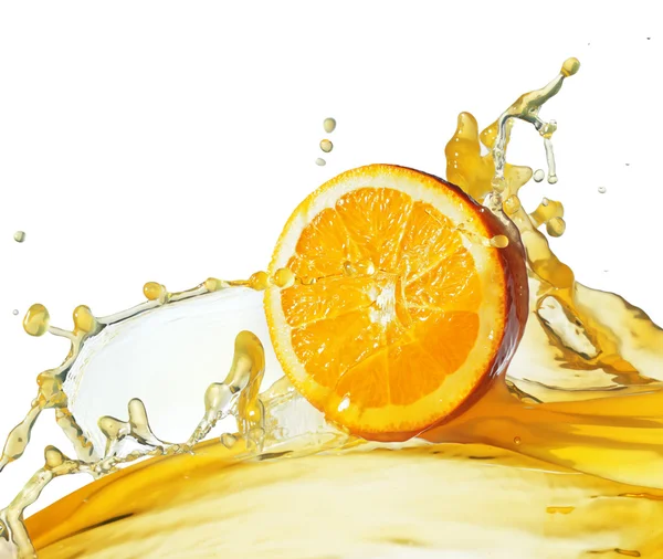Апельсиновый ломтик в потоке сока — стоковое фото