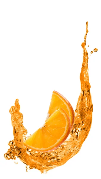 Caída de rebanada de naranja en jugo — Foto de Stock
