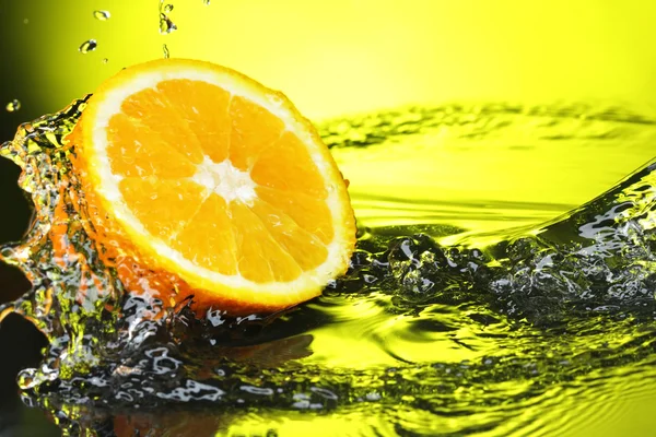 물 속의 오렌지 — 스톡 사진