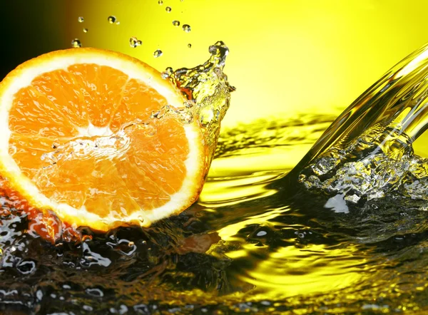 Oranje in water — Stockfoto