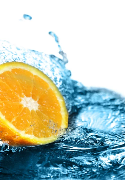 Orange i vatten — Stockfoto