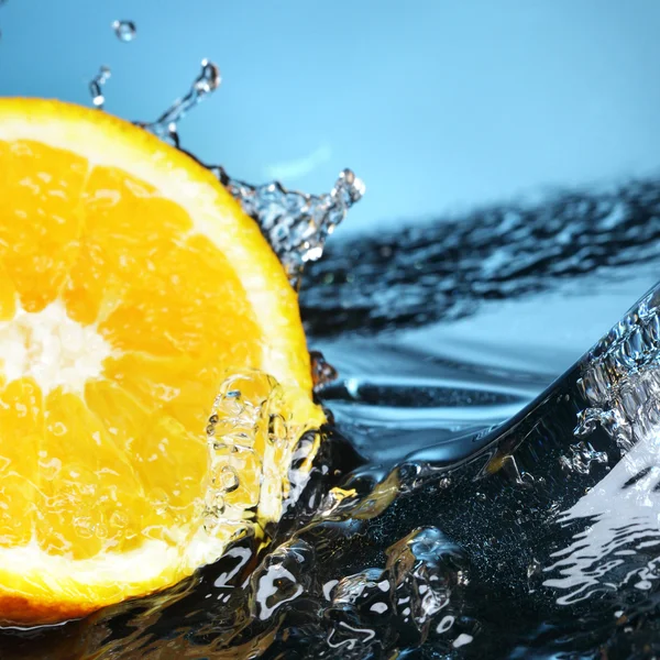 Naranja en agua —  Fotos de Stock