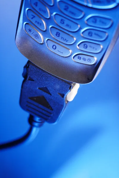 Telefone celular se conectar ao cabo de dados — Fotografia de Stock