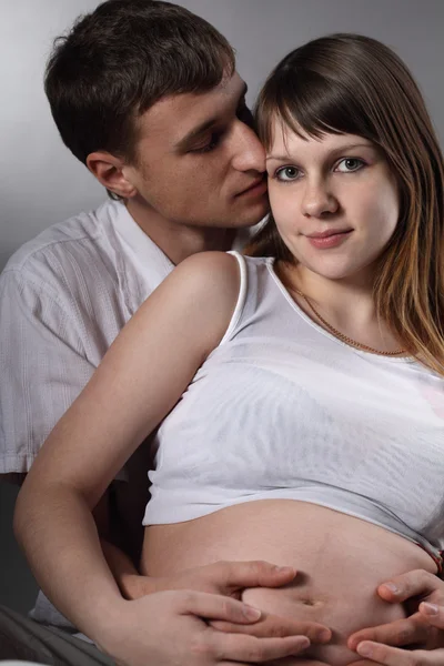 Wanita hamil dan suaminya. — Stok Foto