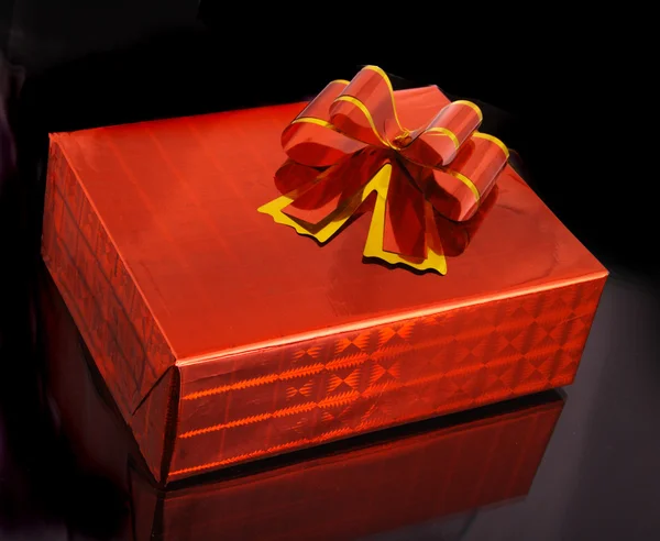 Κόκκινο δώρου που απομονώνονται σε μαύρο φόντο — Φωτογραφία Αρχείου