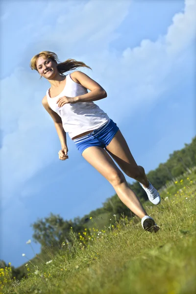 Mutlu kız koşuyor. — Stok fotoğraf