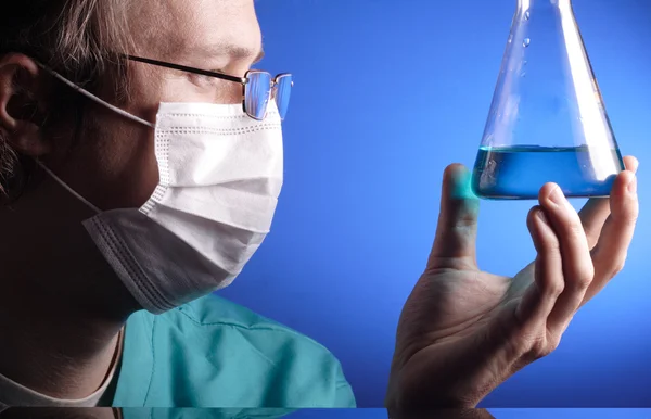 Chemiker mit Reagenzglas — Stockfoto