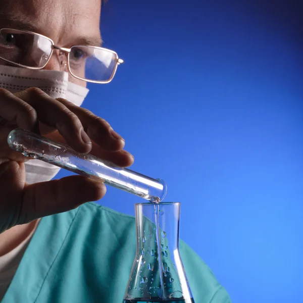 Químico com tubo de ensaio — Fotografia de Stock