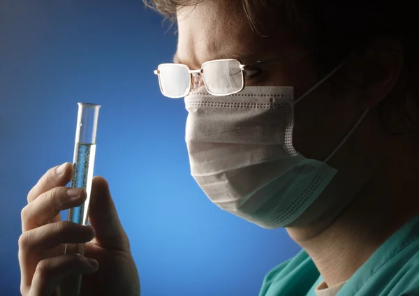 Chemiker mit Reagenzglas — Stockfoto