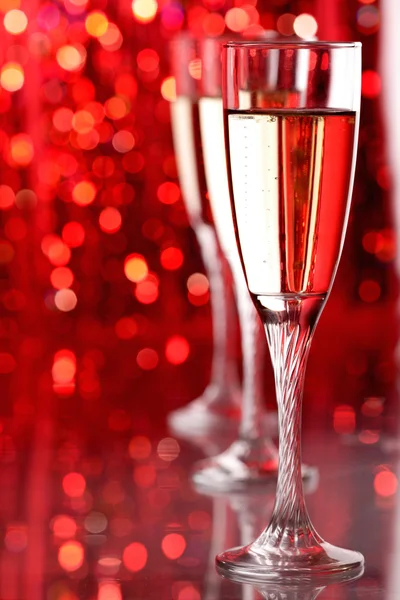 Glazen met champagne op abstracte kleur achtergrond — Stockfoto