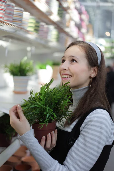Beleza menina shoping planta — Fotografia de Stock