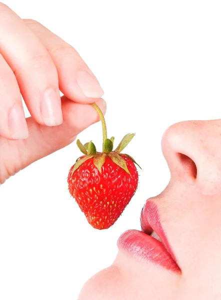 Žena jíst jahody — Stock fotografie