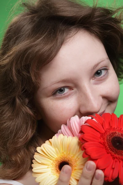 Jeune femme avec fleur — Photo